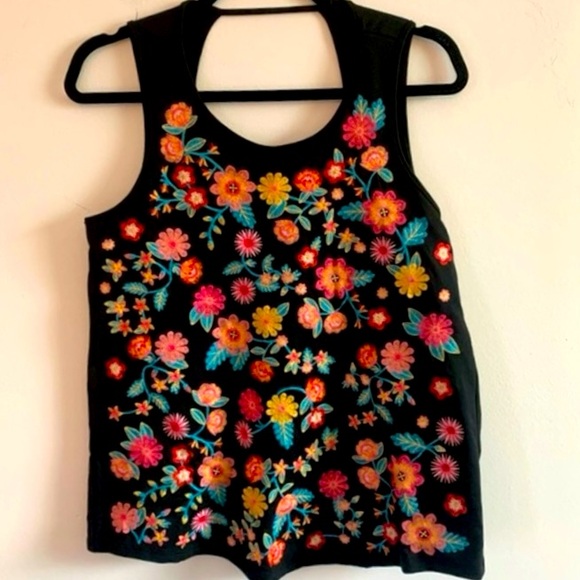 Savanna Jane Tops - 🆕 “NWT” Savanna Jane Floral Embroidered
Tank Top Size S